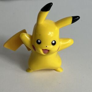 DecoPac: Pokemon - Electronic Blushing Pikachu Figure 3"